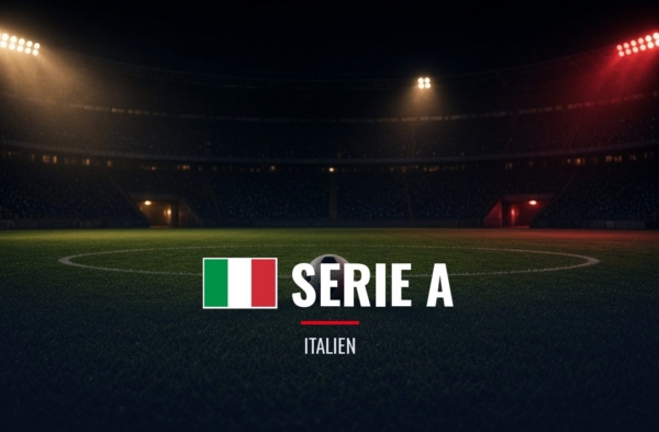 Atmosphärische Stadionaufnahme bei Nacht mit Fußball im Anstoßkreis – Serie A Featured Image